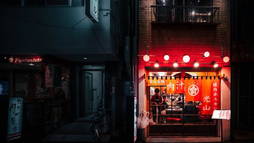 découvrez la vie nocturne fascinante qui vous attend ! explorez les meilleurs bars, clubs et événements qui animent les nuits de votre ville. plongez dans une ambiance festive et vibrante, parfaite pour des soirées inoubliables entre amis ou en couple.