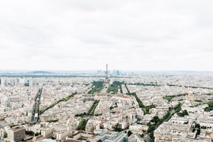 découvrez l'histoire fascinante de la construction du métro de paris, un symbole emblématique de la capitale française. plongez dans les défis techniques, les innovations architecturales et l'impact culturel de ce réseau de transport souterrain qui relie des millions de voyageurs chaque jour.