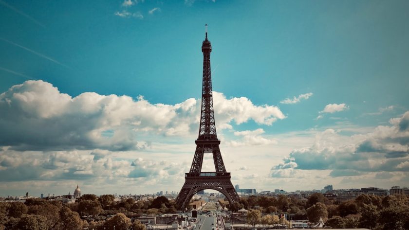 découvrez la magie de la tour eiffel, symbole emblématique de paris, offrant des vues imprenables sur la ville lumière. explorez son histoire fascinante et les nombreuses activités à faire à proximité.