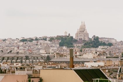 découvrez montmartre, le quartier emblématique de paris, célèbre pour ses ruelles pittoresques, sa basilique du sacré-cœur et son ambiance artistique unique. plongez dans l'histoire, la culture et les cafés charmants de ce lieu incontournable.