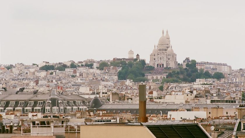 découvrez montmartre, le quartier emblématique de paris, célèbre pour ses ruelles pittoresques, sa basilique du sacré-cœur et son ambiance artistique unique. plongez dans l'histoire, la culture et les cafés charmants de ce lieu incontournable.