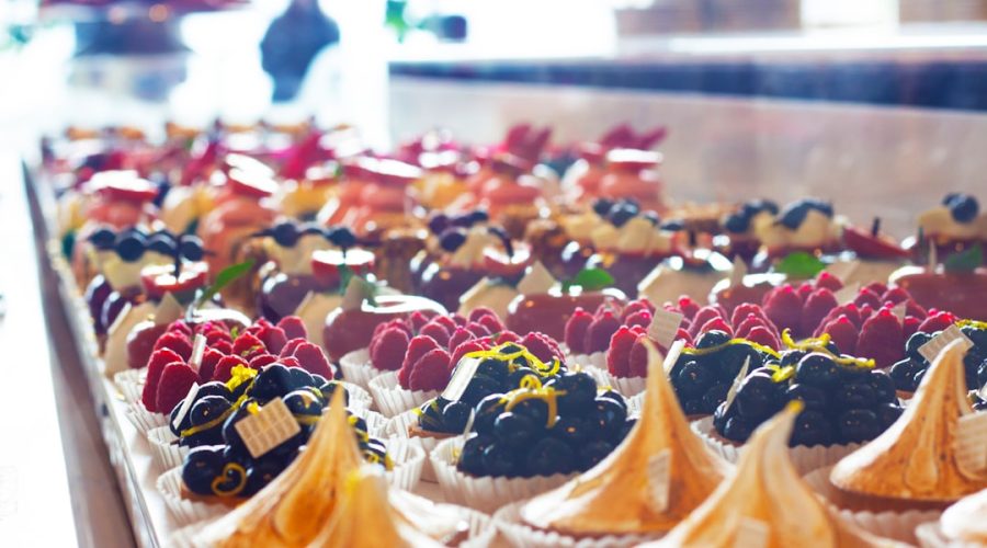 découvrez un éventail de délicieuses pâtisseries qui éveilleront vos papilles. que ce soit des croissants fondants, des éclairs délicats ou des tartes aux fruits savoureux, notre sélection saura séduire tous les gourmands. savourez l'art de la pâtisserie française !