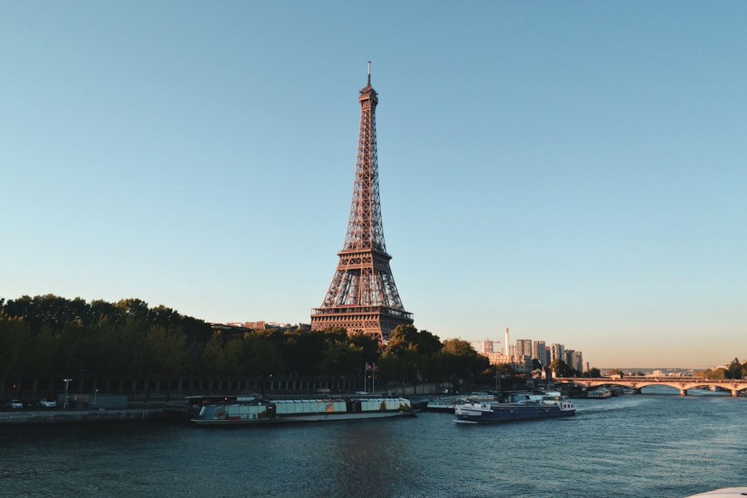découvrez la majesté de la tour eiffel, symbole emblématique de paris. plongez dans l'histoire, admirez sa beauté architecturale et profitez des vues panoramiques inégalées sur la ville lumière.