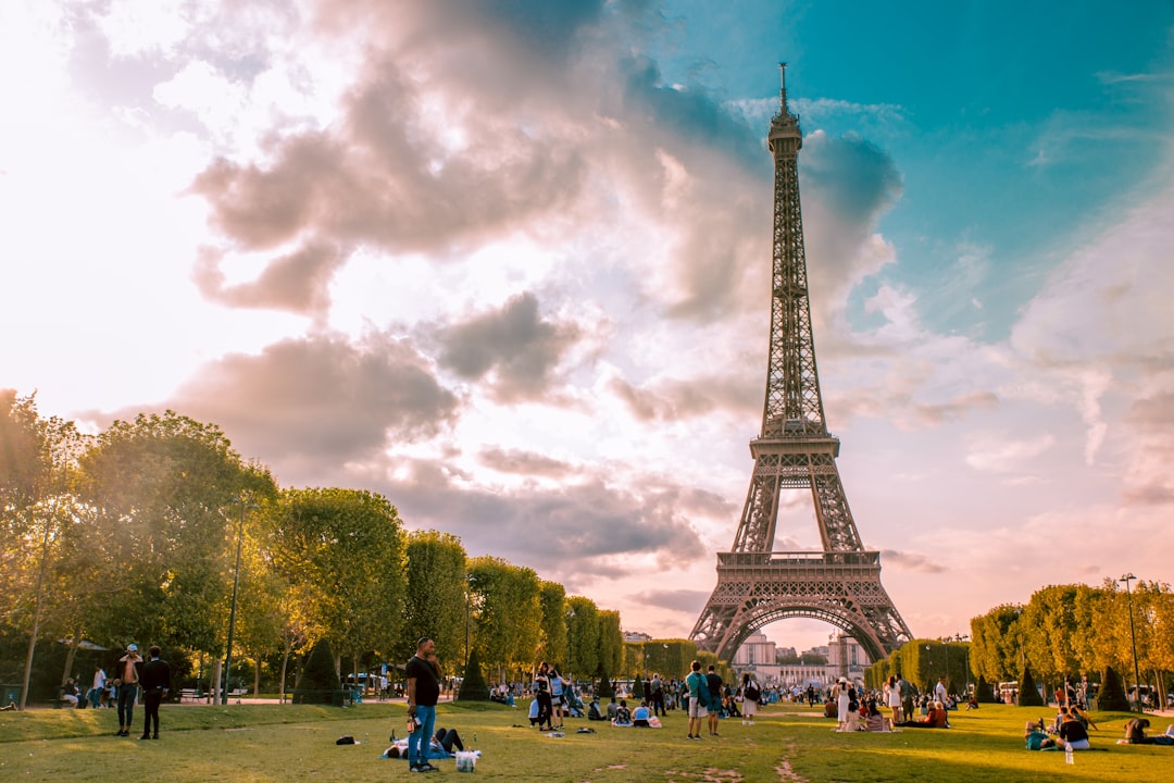découvrez la majestueuse tour eiffel, emblème de paris, offrant une vue imprenable sur la capitale française. explorez son histoire fascinante, ses illuminations nocturnes et les meilleures activités à faire autour de ce monument incontournable.