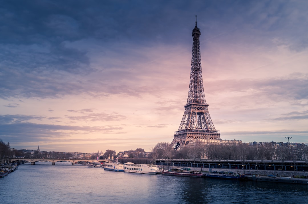 découvrez la majestueuse tour eiffel, emblème de paris, offrant des vues imprenables sur la capitale française. explorez son histoire, son architecture fascinante et profitez d'une expérience inoubliable lors de votre visite.