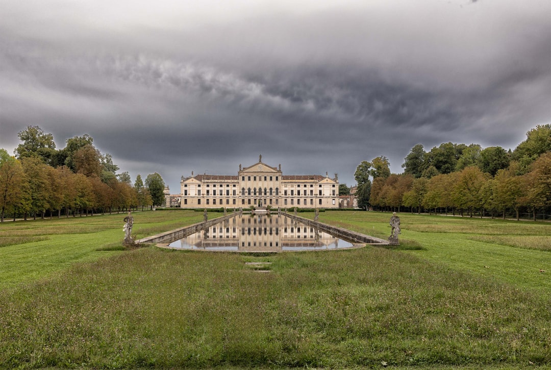 découvrez les jardins célèbres du monde entier, où la beauté de la nature se mêle à l'art paysager. explorez des paysages enchanteurs, des arrangements floraux époustouflants et des lieux chargés d'histoire qui inspirent tous les amoureux de la botanique.