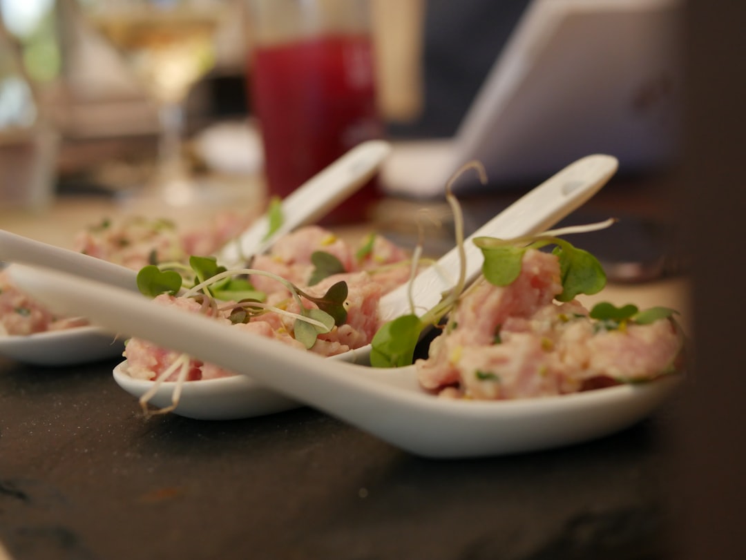 découvrez l'univers fascinant de la gastronomie, un art culinaire qui éveille les sens et célèbre les saveurs du monde. explorez des recettes créatives, des techniques culinaires raffinées et l'histoire des plats qui font vibrer vos papilles.