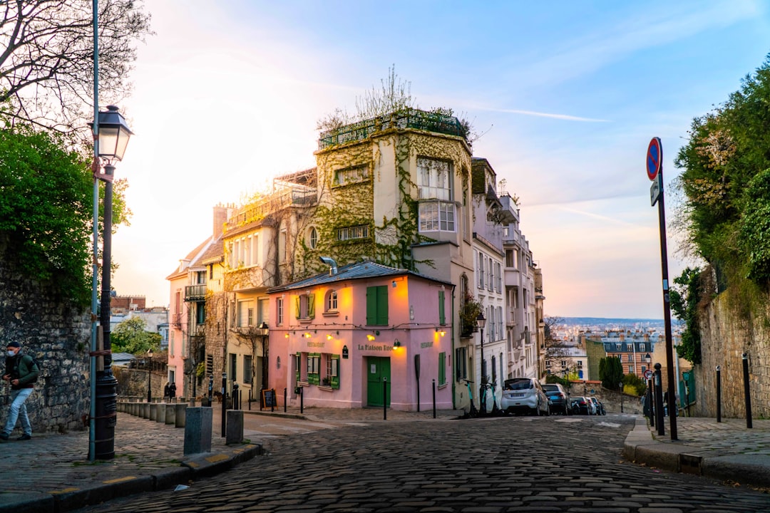 découvrez montmartre, un quartier emblématique de paris, célèbre pour ses artistes, ses rues pittoresques et la majestueuse basilique du sacré-cœur. plongez dans l'atmosphère bohème de ce lieu riche en histoire et en culture, tout en explorant ses cafés charmants et ses panoramas époustouflants sur la ville.