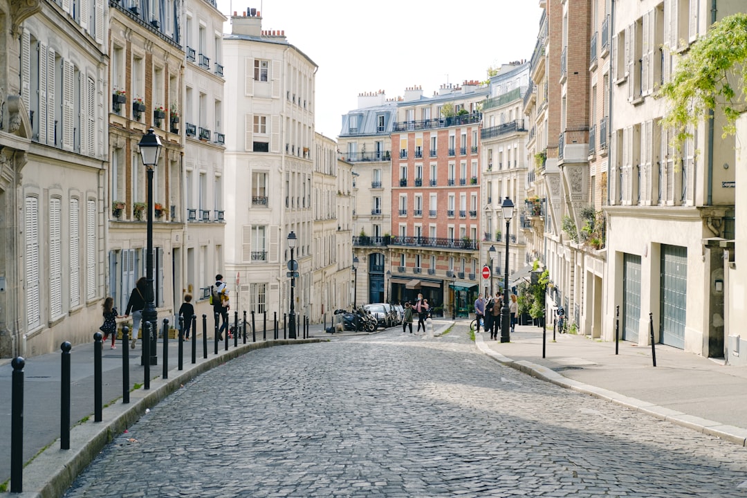 découvrez montmartre, le quartier emblématique de paris, célèbre pour sa charmante ambiance bohème, ses artistes de rue, et la magnifique basilique du sacré-cœur. flânez dans ses ruelles pittoresques, explorez ses cafés historiques et admirez des vues imprenables sur la ville lumière.