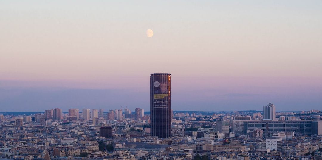 découvrez montparnasse, un quartier emblématique de paris alliant culture, art et histoire. flânez parmi ses cafés historiques, visitez la tour montparnasse pour une vue panoramique sur la ville, et explorez les charmantes rues qui ont inspiré des artistes légendaires.
