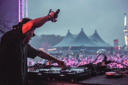 découvrez l'énergie contagieuse d'un festival de musique où des artistes renommés et des talents émergents se combinent pour créer des souvenirs inoubliables. plongez dans une ambiance festive, dansez au rythme de la musique, et savourez de délicieuses spécialités culinaires dans un cadre enchanteur. rejoignez-nous pour une expérience musicale unique qui célèbre la passion et la diversité des genres musicaux.