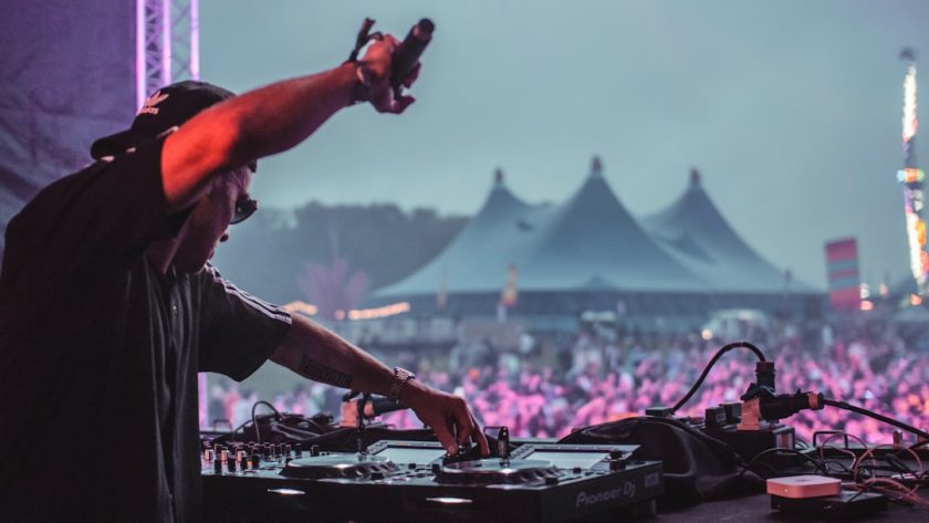 découvrez l'énergie contagieuse d'un festival de musique où des artistes renommés et des talents émergents se combinent pour créer des souvenirs inoubliables. plongez dans une ambiance festive, dansez au rythme de la musique, et savourez de délicieuses spécialités culinaires dans un cadre enchanteur. rejoignez-nous pour une expérience musicale unique qui célèbre la passion et la diversité des genres musicaux.