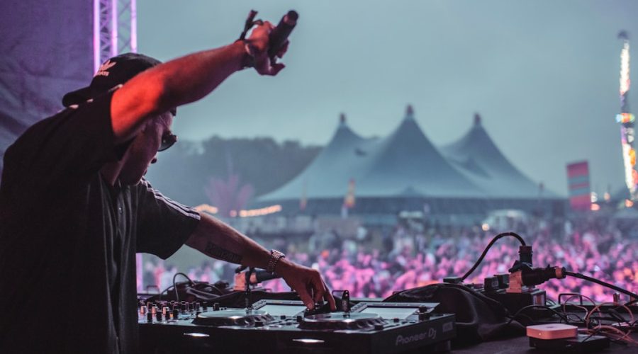 découvrez l'énergie contagieuse d'un festival de musique où des artistes renommés et des talents émergents se combinent pour créer des souvenirs inoubliables. plongez dans une ambiance festive, dansez au rythme de la musique, et savourez de délicieuses spécialités culinaires dans un cadre enchanteur. rejoignez-nous pour une expérience musicale unique qui célèbre la passion et la diversité des genres musicaux.