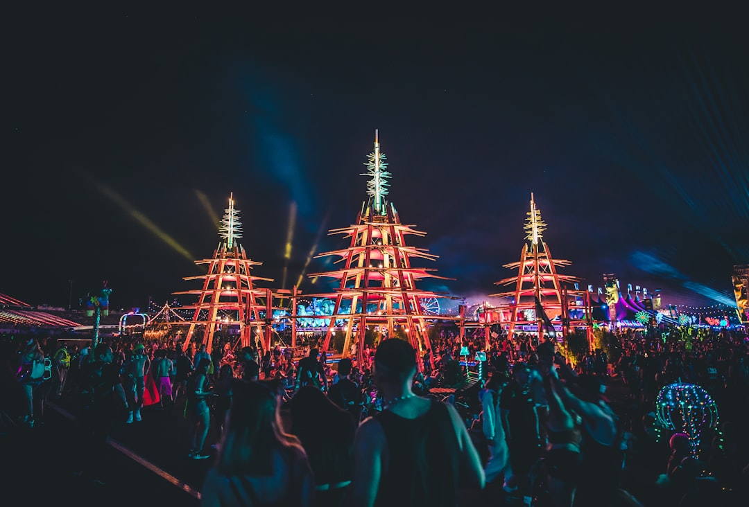 découvrez l'effervescence de la vie nocturne ! explorez les meilleurs bars, clubs et événements nocturnes qui animent votre ville. plongez dans des ambiances uniques, savourez des cocktails exquis et dansez jusqu'au lever du soleil !