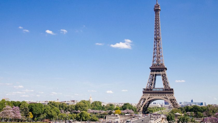découvrez paris, la capitale française emblématique, connue pour ses monuments historiques, sa culture riche, sa cuisine raffinée et son ambiance romantique. explorez la tour eiffel, le louvre, montmartre et bien plus encore dans cette ville incontournable.