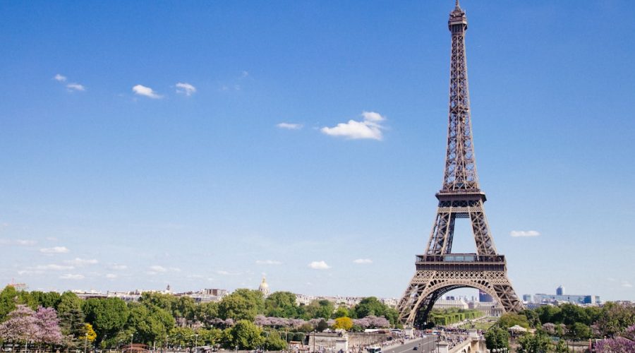découvrez paris, la capitale française emblématique, connue pour ses monuments historiques, sa culture riche, sa cuisine raffinée et son ambiance romantique. explorez la tour eiffel, le louvre, montmartre et bien plus encore dans cette ville incontournable.