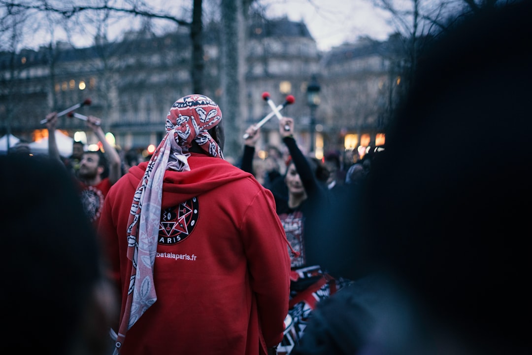 découvrez le carnaval de paris, une célébration vibrante et colorée qui mêle traditions, arts et spectacles, où les rues s'animent d'une magie festive et où les participants se déguisent pour partager un moment inoubliable.