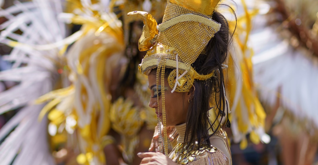 découvrez l'effervescence du carnaval de paris, un événement coloré et festif qui transforme la capitale française en un véritable spectacle de lumière et de musique. plongez dans une ambiance conviviale, entre défilés spectaculaires, costumes flamboyants et animations variées, pour célébrer la joie de vivre à la parisienne.