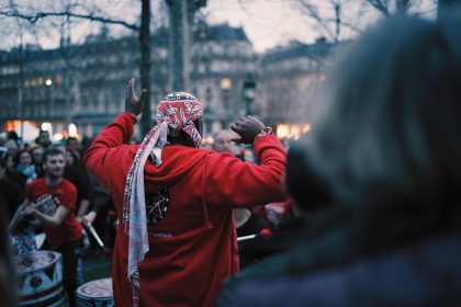 découvrez l'effervescence du carnaval de paris, une célébration vibrante mêlant défilés colorés, costumes extravagants et spectacles envoûtants. plongez dans l'ambiance festive de cette tradition parisienne qui attire chaque année des milliers de participants et de spectateurs.