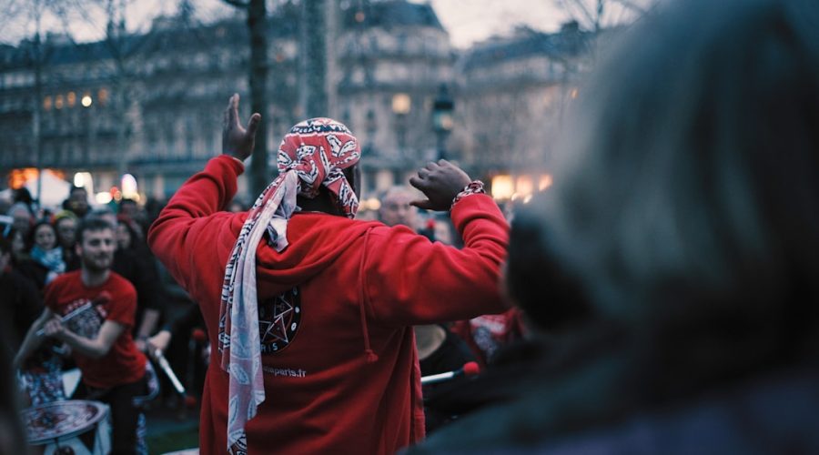 découvrez l'effervescence du carnaval de paris, une célébration vibrante mêlant défilés colorés, costumes extravagants et spectacles envoûtants. plongez dans l'ambiance festive de cette tradition parisienne qui attire chaque année des milliers de participants et de spectateurs.