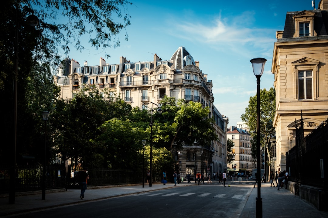 découvrez nos astuces pratiques pour vivre à paris comme un véritable local. que vous soyez un nouveau résident ou un touriste, trouvez des conseils sur la vie à paris, les meilleurs endroits à visiter, et comment profiter au maximum de cette magnifique ville.