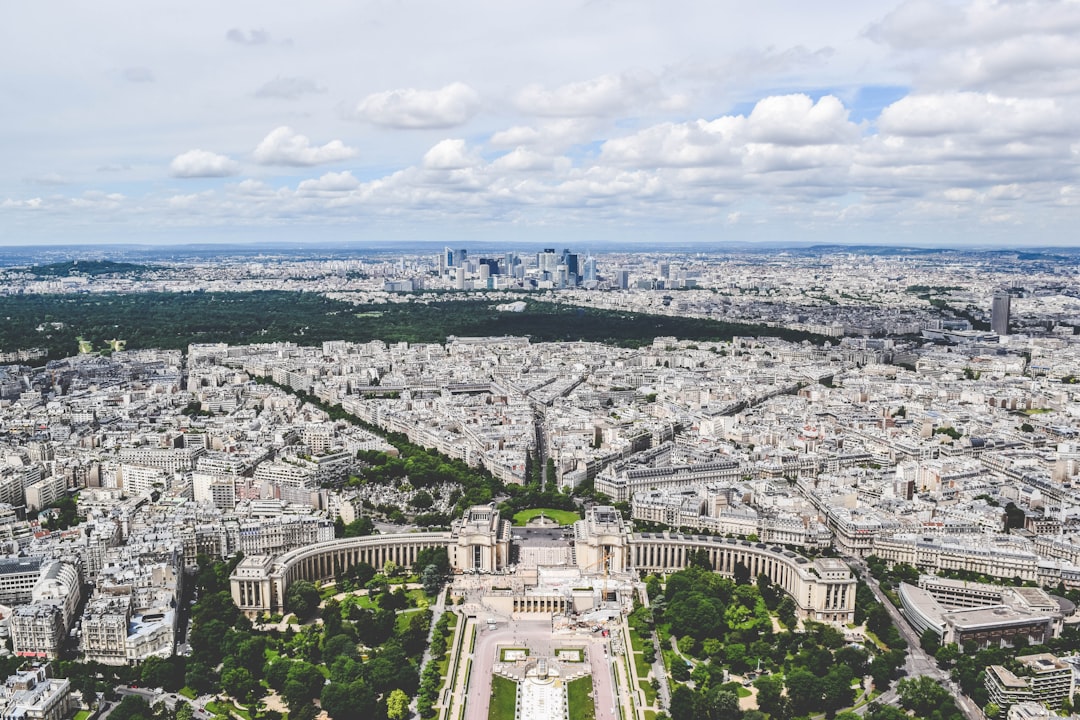 découvrez comment paris est représentée dans le cinéma à travers le temps. analyse des films emblématiques, des scènes inoubliables et de l'impact de la ville lumière sur l'imaginaire collectif. plongez dans la magie de paris à travers l'objectif des réalisateurs.
