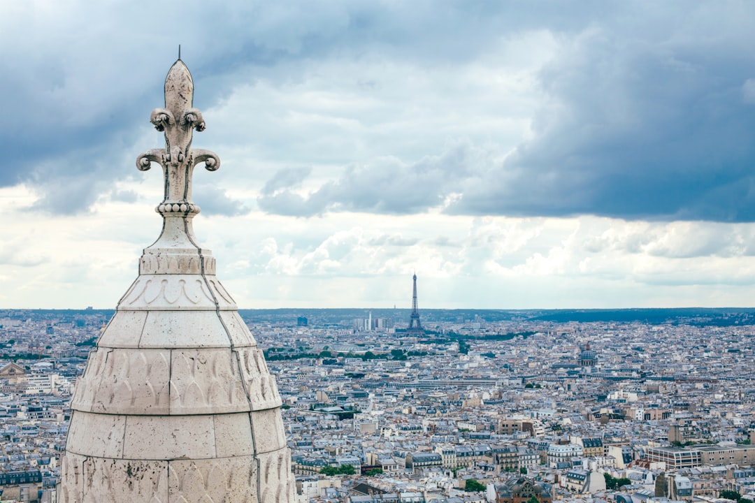 découvrez comment paris, la ville lumière, est représentée dans le cinéma à travers les âges. explorez les films emblématiques qui mettent en valeur l'architecture, la culture et l'atmosphère unique de cette métropole romantique.