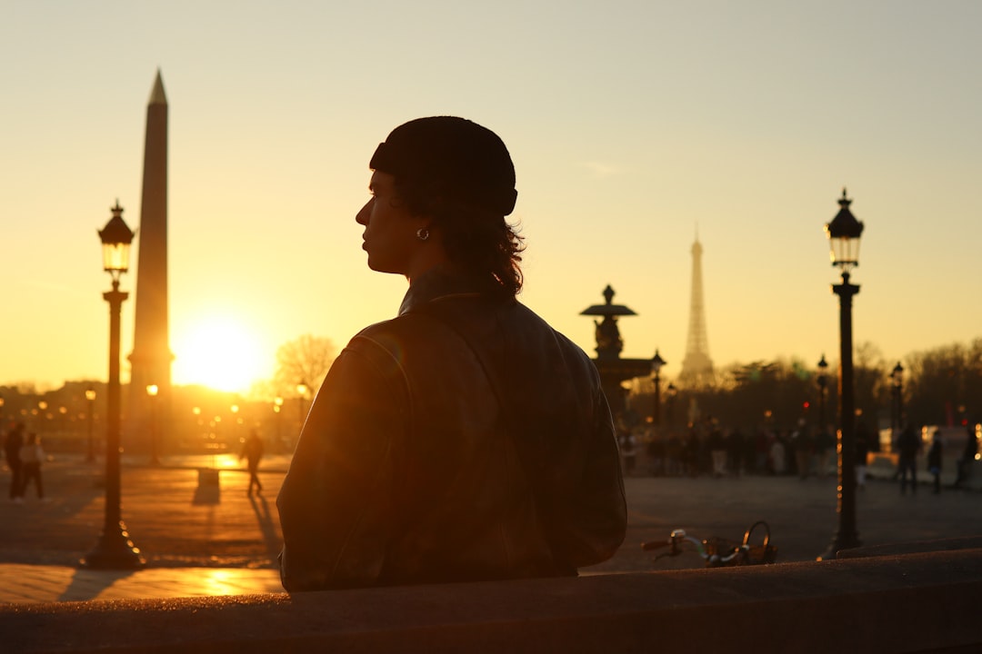 découvrez la majestueuse place de la concorde à paris, un lieu emblématique où l'histoire rencontre la beauté architecturale. admirez ses fontaines, ses statues et sa vue imprenable sur les champs-élysées, tout en explorant les richesses culturelles de cette célèbre place.