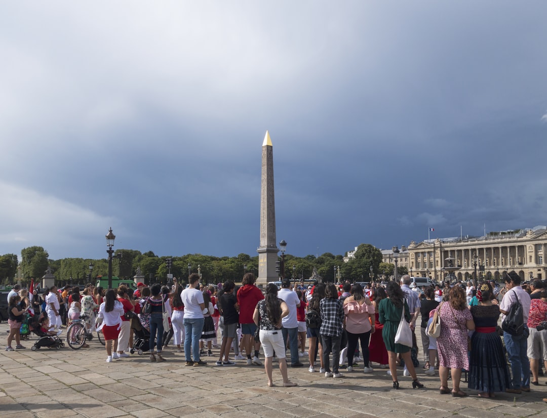 découvrez la place de la concorde, un emblème parisien mêlant art, histoire et architecture. admirez ses magnifiques fontaines, statues et l'obélisque de louxor, tout en profitant de sa vue imprenable sur les champs-élysées et le jardin des tuileries.