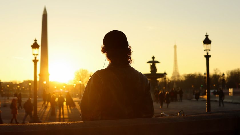 découvrez la majestueuse place de la concorde à paris, un symbole emblématique de l'histoire française. admirez ses fontaines, ses statues et sa vue imprenable sur les champs-élysées et le jardin des tuileries. un incontournable à visiter lors de votre séjour dans la capitale.