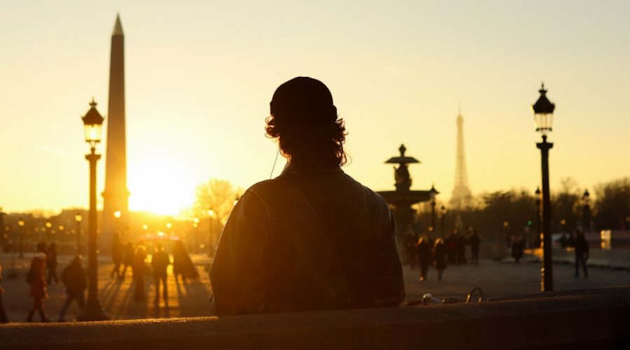 découvrez la majestueuse place de la concorde à paris, un symbole emblématique de l'histoire française. admirez ses fontaines, ses statues et sa vue imprenable sur les champs-élysées et le jardin des tuileries. un incontournable à visiter lors de votre séjour dans la capitale.