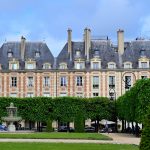 découvrez la place des vosges, l'une des plus anciennes et charmantes places de paris, célèbre pour son architecture harmonieuse, ses jardins luxuriants et son ambiance paisible. idéale pour une promenade, cette place emblématique offre un cadre parfait pour apprécier l'histoire et la beauté de la capitale française.