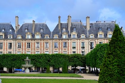 découvrez la place des vosges, l'une des plus anciennes et charmantes places de paris, célèbre pour son architecture harmonieuse, ses jardins luxuriants et son ambiance paisible. idéale pour une promenade, cette place emblématique offre un cadre parfait pour apprécier l'histoire et la beauté de la capitale française.