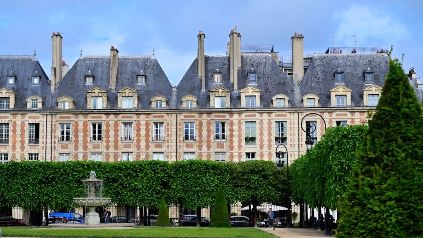 découvrez la place des vosges, l'une des plus anciennes et charmantes places de paris, célèbre pour son architecture harmonieuse, ses jardins luxuriants et son ambiance paisible. idéale pour une promenade, cette place emblématique offre un cadre parfait pour apprécier l'histoire et la beauté de la capitale française.