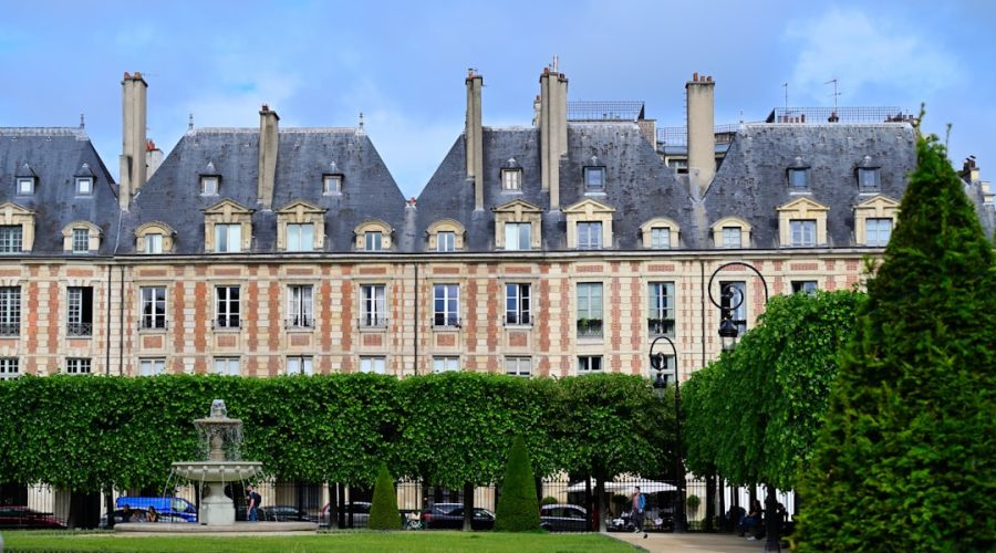 découvrez la place des vosges, l'une des plus anciennes et charmantes places de paris, célèbre pour son architecture harmonieuse, ses jardins luxuriants et son ambiance paisible. idéale pour une promenade, cette place emblématique offre un cadre parfait pour apprécier l'histoire et la beauté de la capitale française.