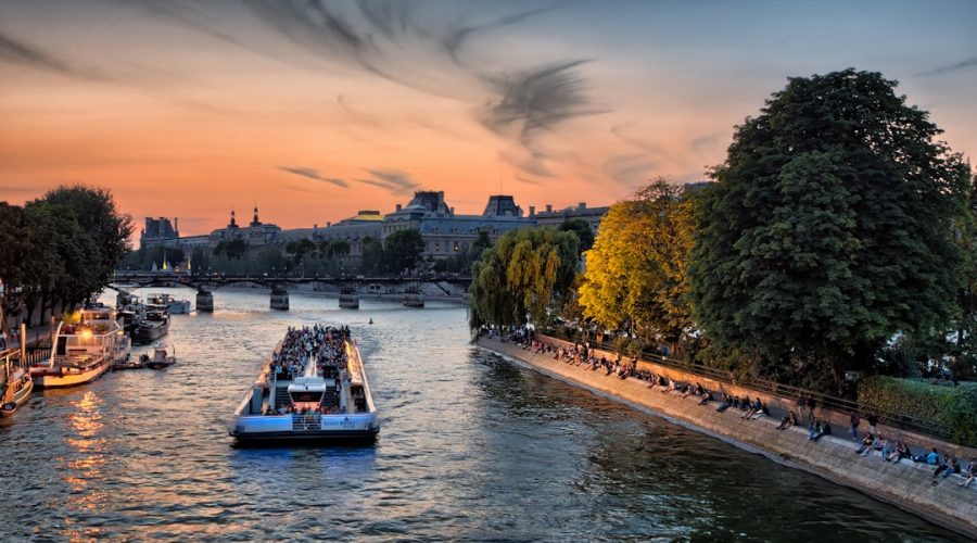 découvrez la beauté et la richesse de la seine, ce fleuve emblématique de france qui traverse paris. apprenez-en plus sur ses rives historiques, ses activités nautiques et son importance culturelle.