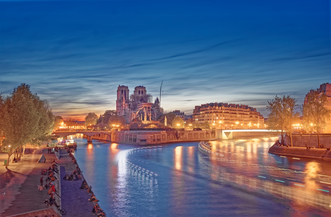 découvrez la beauté et la richesse culturelle de la seine, ce fleuve emblématique qui traverse paris et ses environs. explorez ses rives, admirez les monuments historiques et profitez d'activités uniques le long de ses eaux.