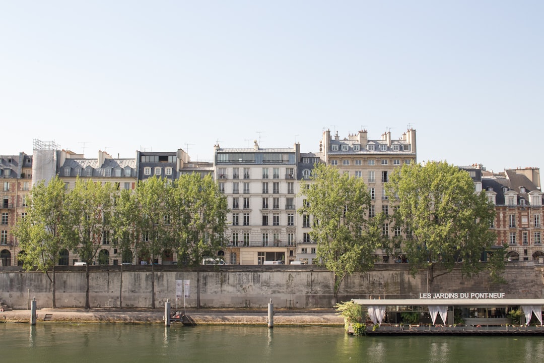 découvrez la beauté et la richesse de la seine, ce fleuve emblématique qui traverse paris et la normandie. explorez ses rives, ses monuments historiques, et les activités culturelles qui font de la seine une destination incontournable.