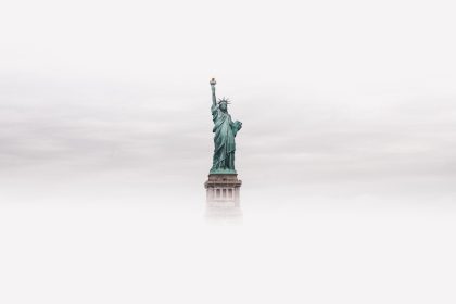 découvrez la majestueuse statue de la liberté, un symbole emblématique de la liberté et de l'amitié entre les nations, située sur liberty island à new york. plongez dans son histoire fascinante et admirez la vue imprenable sur la skyline de manhattan.