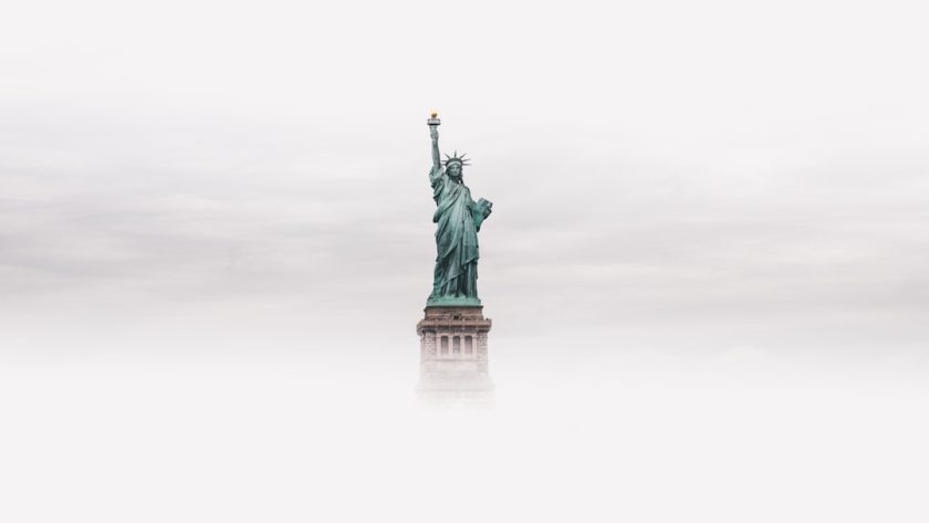 découvrez la majestueuse statue de la liberté, un symbole emblématique de la liberté et de l'amitié entre les nations, située sur liberty island à new york. plongez dans son histoire fascinante et admirez la vue imprenable sur la skyline de manhattan.