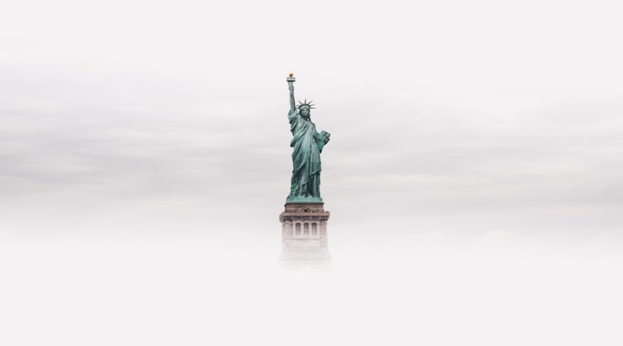 découvrez la majestueuse statue de la liberté, un symbole emblématique de la liberté et de l'amitié entre les nations, située sur liberty island à new york. plongez dans son histoire fascinante et admirez la vue imprenable sur la skyline de manhattan.