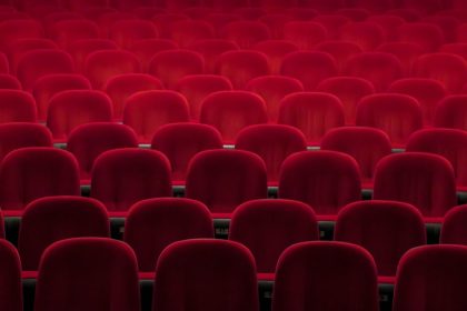 découvrez l'univers fascinant du théâtre, où l'art de la scène prend vie à travers des performances captivantes. explorez les différentes formes de théâtre, des classiques aux créations contemporaines, et plongez dans une expérience culturelle enrichissante.