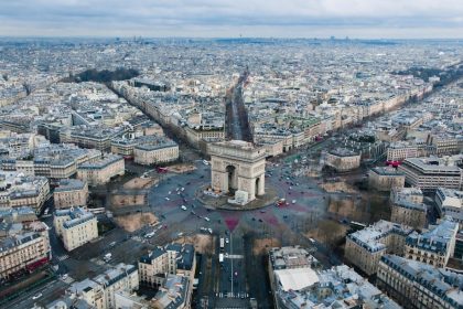 découvrez l'excitation du tour de france, la célèbre course cycliste qui attire les meilleurs coureurs du monde. suivez les étapes à travers des paysages magnifiques et vivez l'ambiance unique de cette compétition emblématique.
