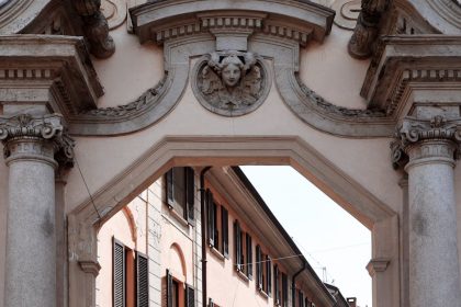 découvrez la richesse de l'architecture historique à travers les âges. de l'élégance des châteaux médiévaux aux merveilles des monuments classiques, plongez dans l'histoire et explorez les styles architecturaux qui ont façonné notre patrimoine culturel.