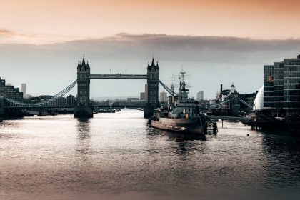 découvrez les emblématiques monuments et sites historiques qui façonnent notre patrimoine mondial. des merveilles architecturales aux paysages naturels exceptionnels, explorez les landmarks incontournables qui racontent l'histoire et la culture de chaque destination.
