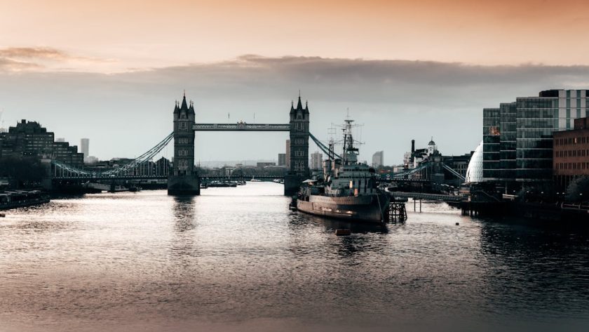 découvrez les emblématiques monuments et sites historiques qui façonnent notre patrimoine mondial. des merveilles architecturales aux paysages naturels exceptionnels, explorez les landmarks incontournables qui racontent l'histoire et la culture de chaque destination.