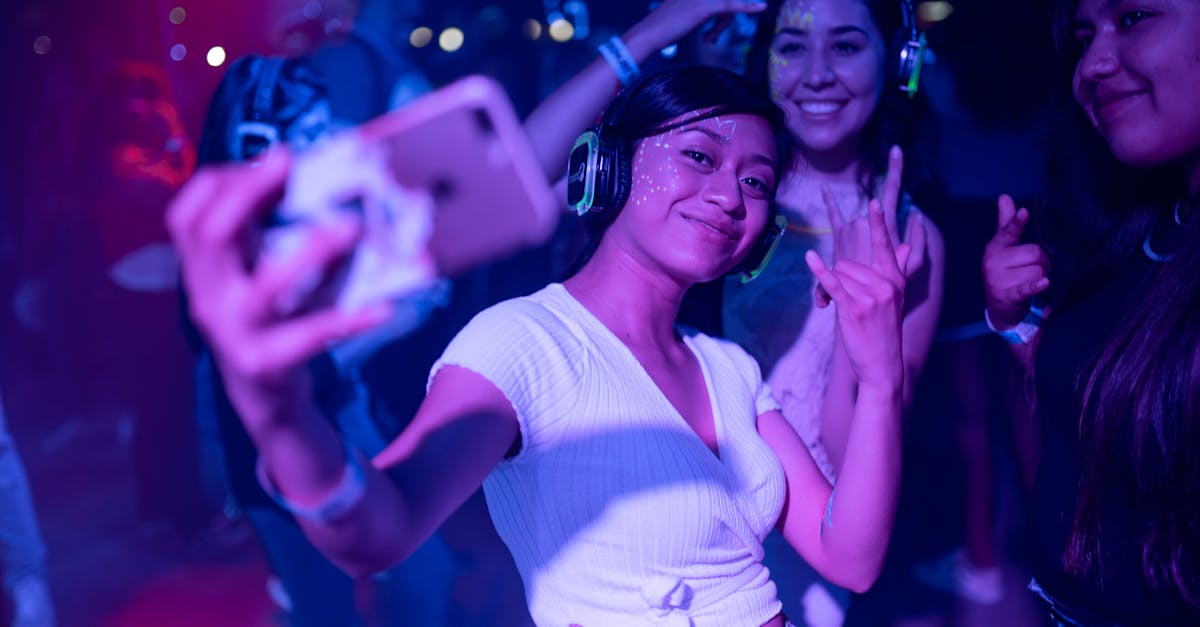 découvrez la scène nocturne vibrante des plus grandes villes, entre bars animés, clubs branchés et événements inoubliables. plongez dans l'excitation de la nightlife et vivez des moments uniques sous les étoiles.