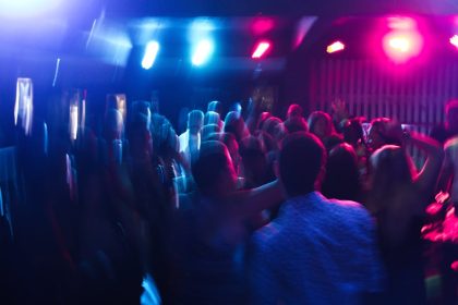 découvrez le meilleur de la vie nocturne avec nos conseils sur les bars, clubs et événements à ne pas manquer. plongez dans l'ambiance électrique de la nuit et vivez des moments inoubliables.