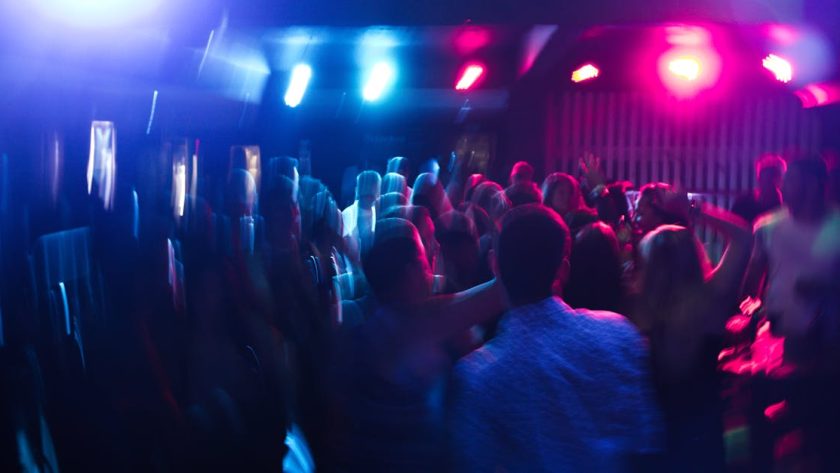 découvrez le meilleur de la vie nocturne avec nos conseils sur les bars, clubs et événements à ne pas manquer. plongez dans l'ambiance électrique de la nuit et vivez des moments inoubliables.