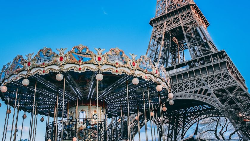 découvrez paris, la ville lumière, riche en histoire, culture et gastronomie. explorez ses monuments emblématiques, ses musées renommés, et laissez-vous séduire par son ambiance unique, entre romantisme et modernité.